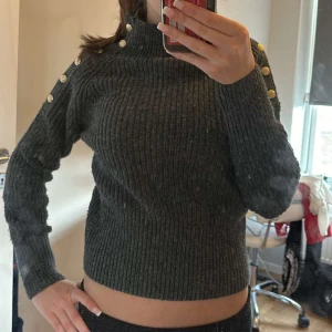 Stickad tröja - Skitsnygg tröja med jättefina gulddetaljer från Lindex💕, använt fåtal gånger! hör av er vid frågor! Pris kan diskuteras💕