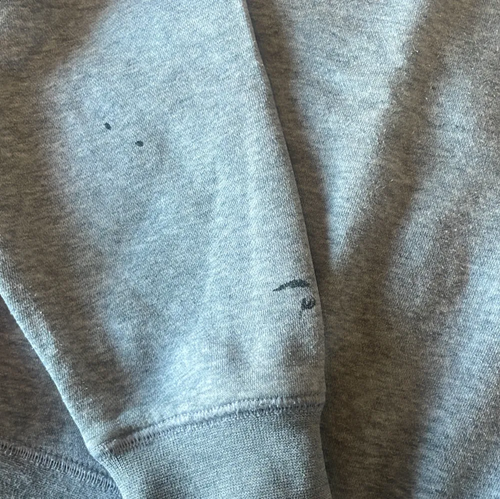 Fin tröja men den har små små fläckar på ena armen som ni ser på tredje bilden skälva trycket är i samhät🤍. Tröjor & Koftor.
