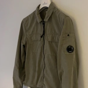 CP COMPANY OVERSHIRT  - Cp company overshirt   Den är inte så använd för det är lite för stor och köpt den på pondus i allum för 4000kr   Säljer den för 2350kr