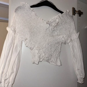 Blus - En super söt blus köpt från Zara i storlek M men den är lite mindre i storleken . Använd i fåtal gånger.