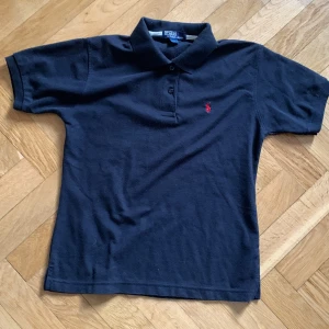 Polo Ralph lauren piké tröja - Säljer en fet polo Ralph lauren pique i använt skick men har fortfarande liv i sig. Vintage made in USA, skick 6/10 inga fläckar men lite nopprig. Priset är diskuterbart, ställ gärna frågor.