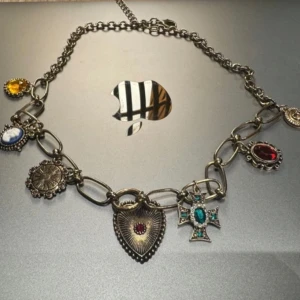 halsband med berlocker - skiiitsnyggt statementhalsband för de som gillar maximalist jewelry💞 längden är väldigt justerbar och kan sitta som en choker och som ett längre halsband. osäker på materialet men den visar inga tecken på användning. svarar gärna på frågor❤️