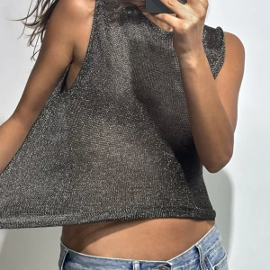 Zara topp  - Silvrig meshstickad topp. Använd en gång för ett fotoprojekt så i princip i nyskick!  Storlek S 