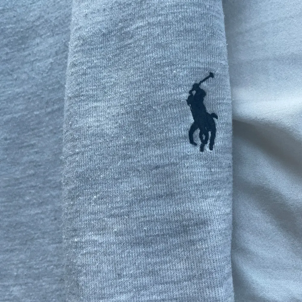 Den är i storlek M Köptes förra julen i nk men inte använt så mke för jag gillar it slim 1400kr ny pris 700kr av mig. Farkut & Housut.
