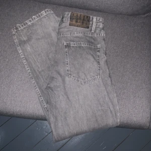 Grå bershka jeans ”90s WIDE” - 164-174  skick 8/10 för den har en liten skade på högra ficka, och inga andra hål/skador eller fläckar.