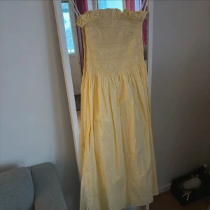 Axelbandslös klänning - Bandeu, från H&M några år gammal. 