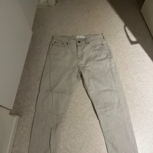 Samsöe Jeans - Krämvita samsöe jeans Storlek 33.30 Köpta för 1199kr Mitt pris 200kr