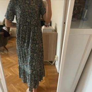 Blommig långklänning  - Helt ny, superfin till sommaren