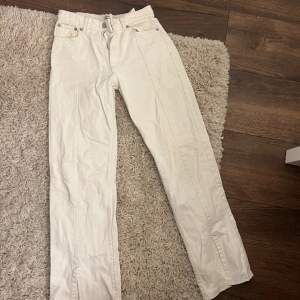 Mid waist jeans i jätte fint skick med slits. Använda sällan, sitter bra enligt storleksguid, säljer pga för små för mig. 