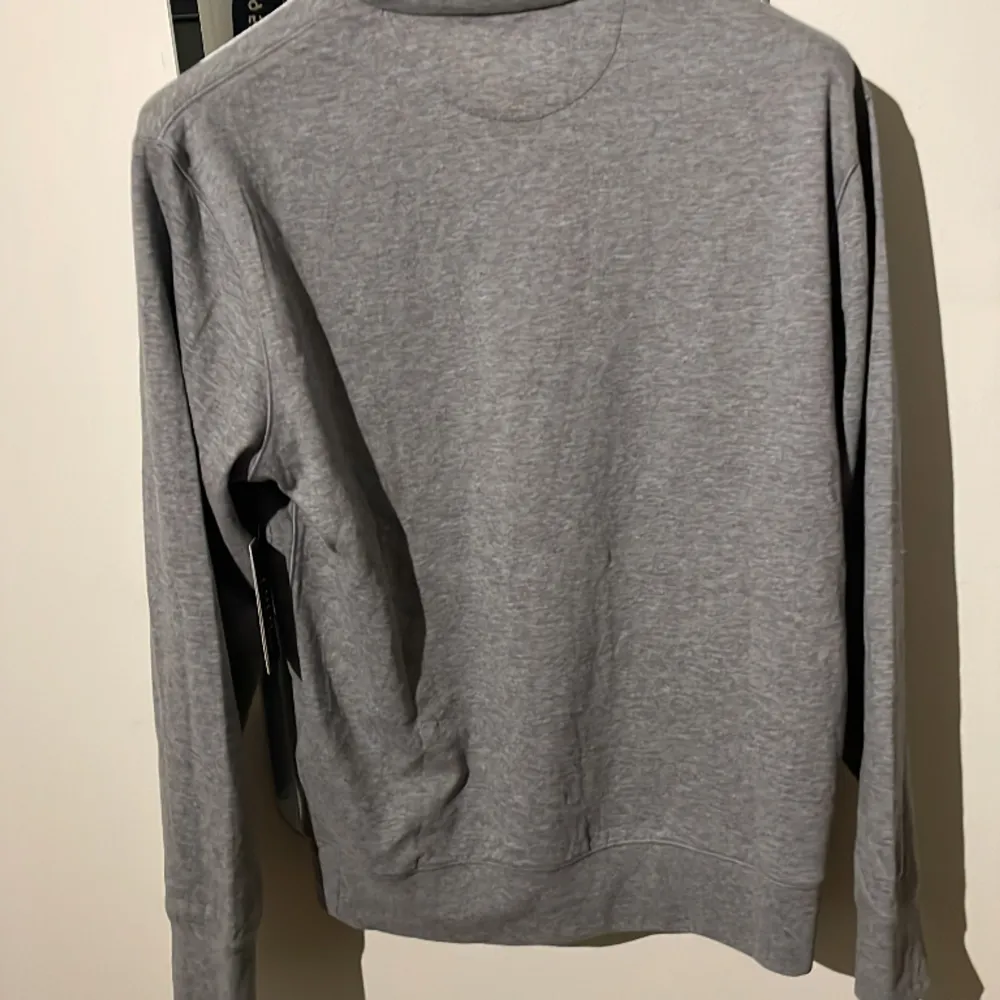 Säljer nu min riktgt snygga Ralph Lauren tröja i färgen grå. Tröjan är helt ny och aldrig andvänd, köpt i butik för 1500. Pris kan diskuteras.!. Hoodies.