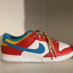 Nike dunk low Fruity Pebbles - Helt nya (deadstock). Unik collab mellan Nike, Lebron James och Fruity Pebbles. Kvitto finns (SNKRZ appen)