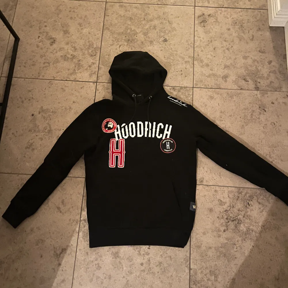 Hoodrich hoodie i storlek xs, original pris 850 men säljs för 450, jättebra skick nästan oanvänd. Hoodies.