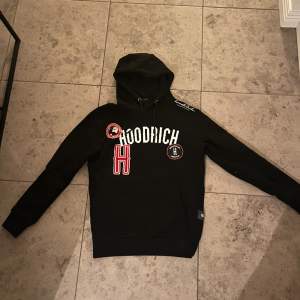 Hoodrich hoodie i storlek xs, original pris 850 men säljs för 450, jättebra skick nästan oanvänd