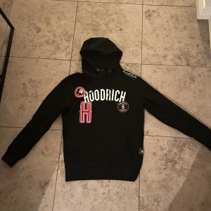 Hoodrich  - Hoodrich hoodie i storlek xs, original pris 850 men säljs för 450, jättebra skick nästan oanvänd