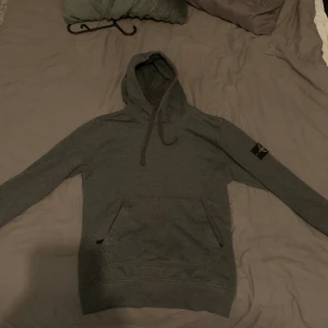 Stone island hoodie  - En grå Stone island hoodie i bra skick Säljs på grund av att den blivit för liten, nypris ca 2500 Självklart äkta (qr kod finns) 