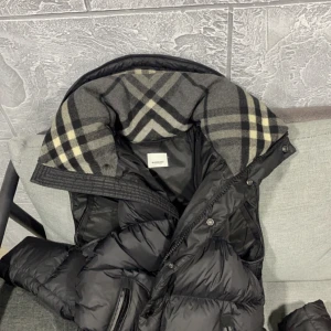 Burberry Jacka Väst - Burberry jacka som går att göra till väst!