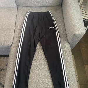 Adidas byxor - Hej, jag säljer mina adidas mjukis byxor för att dom inte används längre. Byxorna är väldigt sköna och elastiska som gör att dom är perfekta för träning och ta det lugnt hemma. Pris kan diskuteras. 