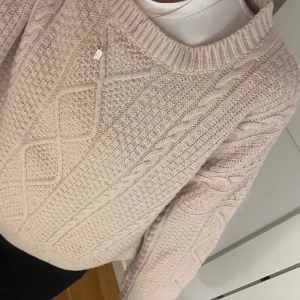 Rosa beige tröja - Fin stickad tröja i bra skick💗 Den är i storlek L men skulle säga att den passar xs/s. Pris går att diskutera💗 
