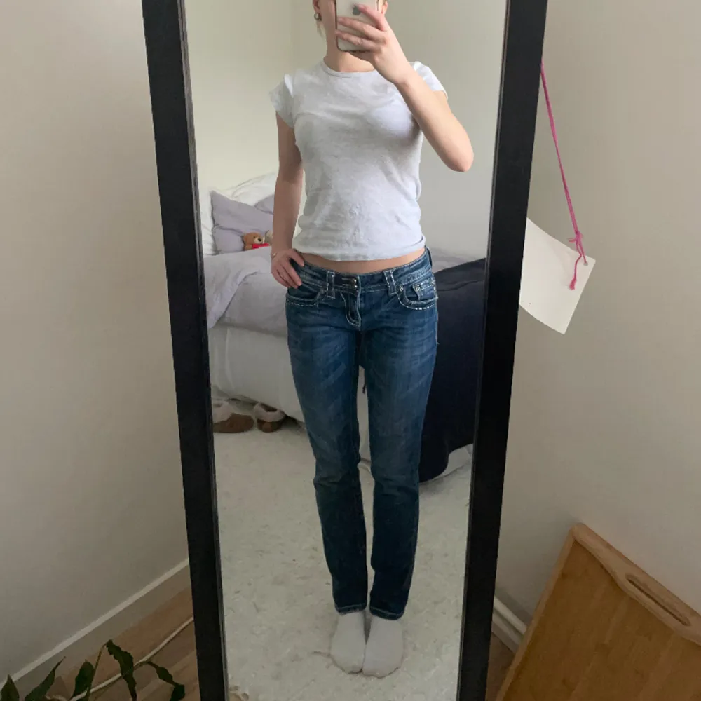 Ett par jätte fina Miss Me jeans som jag har köpt här på Plick, men som tyvärr var lite förstora. Innerbenslängden på jeansen är 31 cm!💗. Jeans & Byxor.