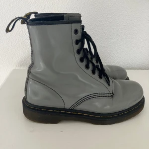 Dr martens - Superfina gråa dr martens, lite små märken här och där men de är inget man lägger så mycket märke till annars ser det bra ut🌻skriv privat om du vill ha bilder på att de är äkta🙌