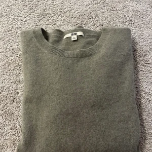100% Kashmirtröja - Säljer nu denna sjukt snygga Kashmirtröjan från Uniqlo i färgen olivgrön. Storlek M men är liten i storleken. Skick 9/10. Bara höra av er vid funderingar!!