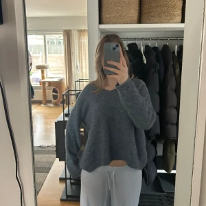 Stickad tröja - En superfin lite oversized stickad tröja från Lindex i storlek M. Köpt second hand men bara använd en gång av mig! Skriv för frågor eller funderingar!