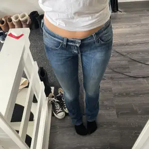 Replay jeans lågmidjade i bra skick, köpt begagnat men har själv knappt använt😊 som referens är jag 162cm och är perfekt längd för mig 👑