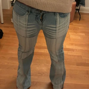 Coola jeans - Säljer dessa superfina och unika lågmidjade utsvängda jeansen🌟🌟midjemått 41cm och innerbenslängden 80cm 