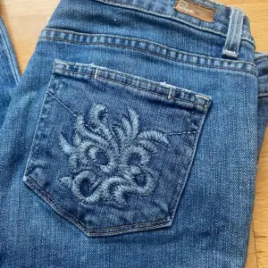 Lågmidjade Bootcut jeans i storlek s💞 