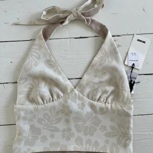 Halterneck topp - Söt halterneck topp med blommor💕Toppen är även reversible Aldrig använd och prislappen är kvar