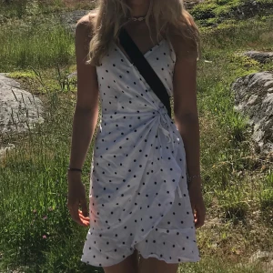 Prickig klänning - Prickig klänning, fint skick. Står ej storlek men skulle gissa att det är XS