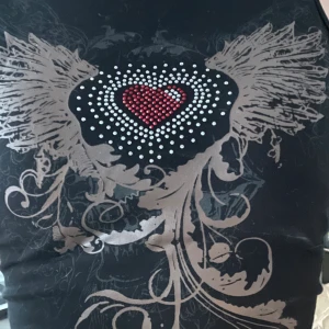 Shein y2k crop top stl xs - Crop top från shein i y2k motiv. Storlek xs/34. Fint skick. Använd 1 gång. Skicka gärna meddelande vid frågor. Jag kan också samfrakta. 