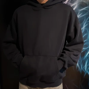 Hoodie - Hoodie från Cubus i storlek 170, knappt använd och jättefint skick! Nypris ca 300.  Skriv för mer info.