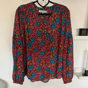 Blus - Långärmad blus Kanten bak i nacken har börjat fransa sig men inget som stör  