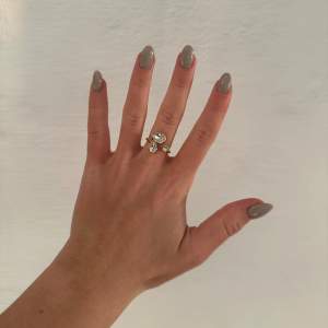 Säljer denna fina ringen från Caroline Svedbom i modellen Alisia ring crystal / Gold🤍inga defekter 