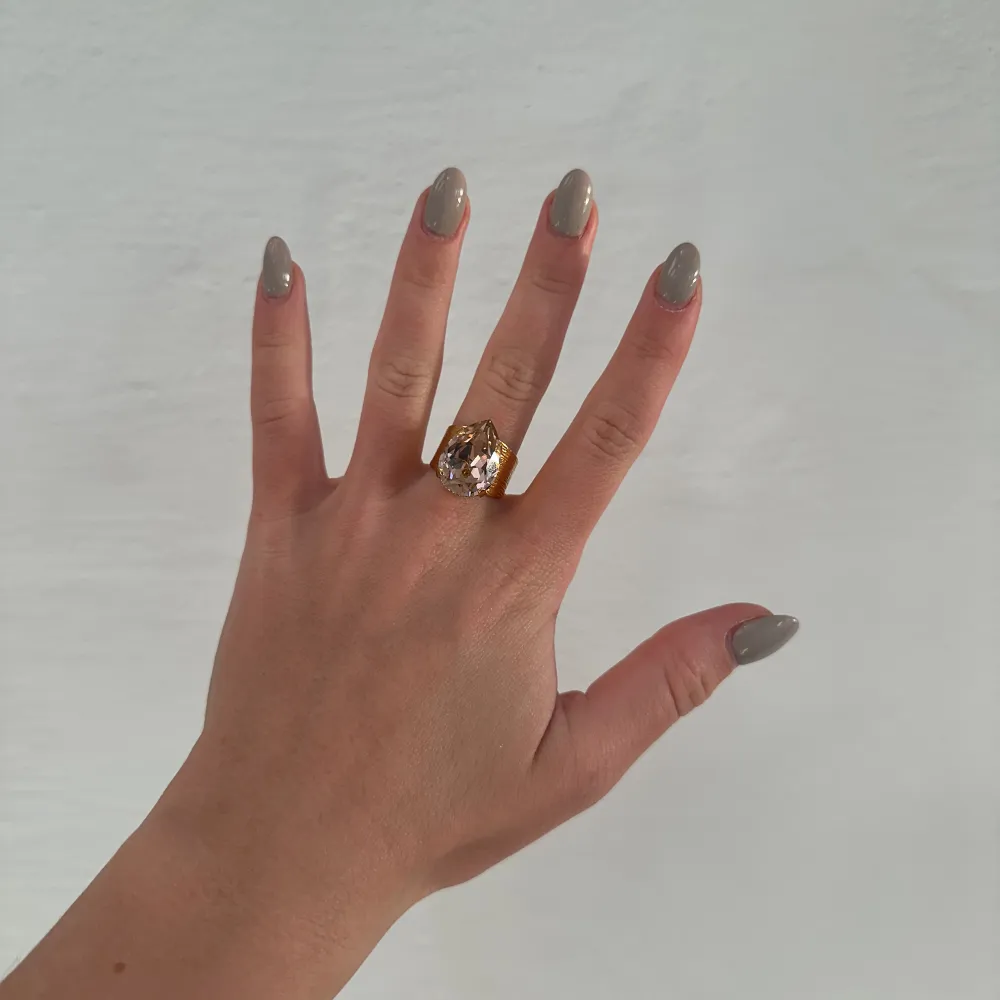 Säljer denna fina ringen från Caroline Svedbom i modellen Classic drop ring Vintage Rose/ gold 🩷inga defekter . Accessoarer.