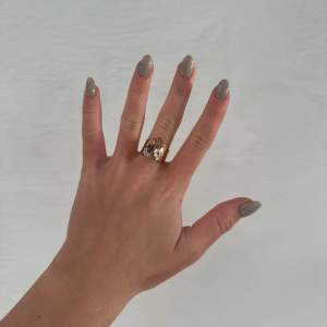 Säljer denna fina ringen från Caroline Svedbom i modellen Classic drop ring Vintage Rose/ gold 🩷inga defekter 