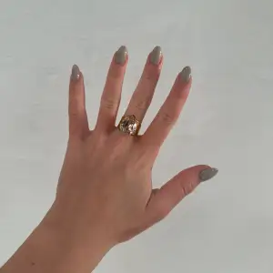 Säljer denna fina ringen från Caroline Svedbom i modellen Classic drop ring Vintage Rose/ gold 🩷inga defekter 