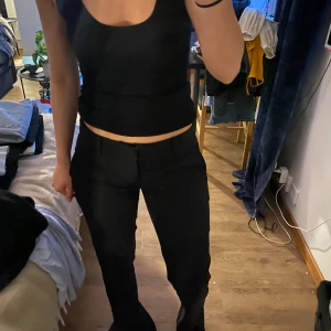 Lågmidjade kostymbyxor  - Lågmidjade kostymbyxor från bikbok i bra skick. De har slits längs ner på benen,  De är små i storleken då jag igentigen har 34 men har 38 i dessa.🥰