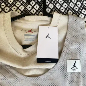 Helt ny, med lapp. Lång Jordan tröja. Med design, med en gråväst över t-shirt. 