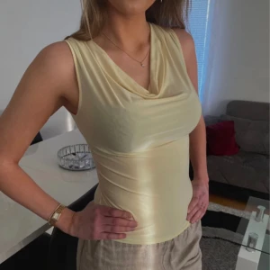 En gul tröja  - En söt gul tröja som är jättefin där framme. Har använt den endast en gång. Den är i storlek S/M