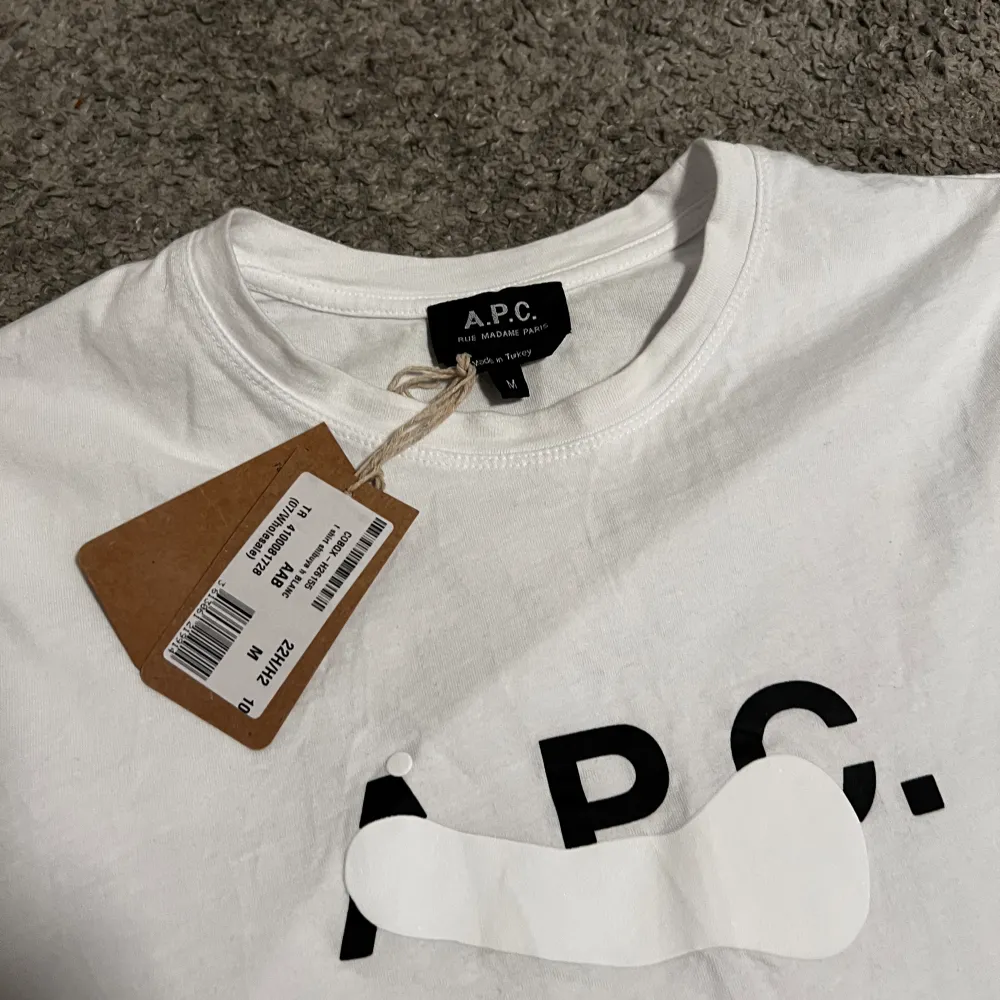Tja, säljer nu denna skit snygga T-shirt från A.p.c. | Storlekn är M | Färgen är vit och skicket är 9,5/10 | Hör gärna av dig vid minsta lilla fundering 😊. T-shirts.