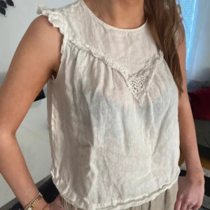 Vit topp  - En vit sommar topp från Zara. Den är jättefin men går tyvärr inte till användning. Den är i storlek Xs men passar S och M också. Jag har M vanligtvis och den sitter bra på mig. 