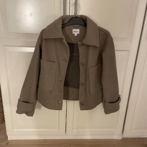 Jättefin ”kappa” i nyskick! - Säljer denna jättefina jackan som är perfekt nu till våren! Använd fåtal gånger och är som en ny. Storlek xs  Nypris: 900kr Mitt pris: 500kr + frakt