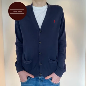 Ralp Lauren Cardigan - Säljer denna feta cardiganen från Ralph Lauren för endast 399!kr🤩| toppskick! | Storlek M men passar S | modellen på bilden är 183 | skriv vid frågor och funderingar!😁