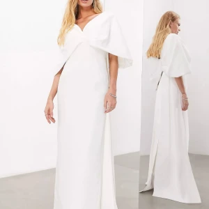 Långklänning - Oerhört fin långklänning som passar perfekt till finare tillfällen såsom balen eller bröllop! Helt oanvänd med prislapp fortfarande på, tanken var att ha till balen men hittade en annan istället! Nypris med frakt var 2599kr, nästan slut på hemsidan🥰