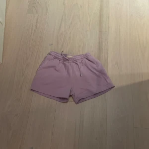 pernilla wahlgren shorts  - pernilla wahlgren shorts lila. i mycket fint skick. 