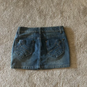 Jeans kjol - Säljer min jeanskjol från Raymen jeans som jag inte får användning till längre och är  endast använd 2 gånger💗 inte säker på storleken men skulle säga typ Ca XS-S