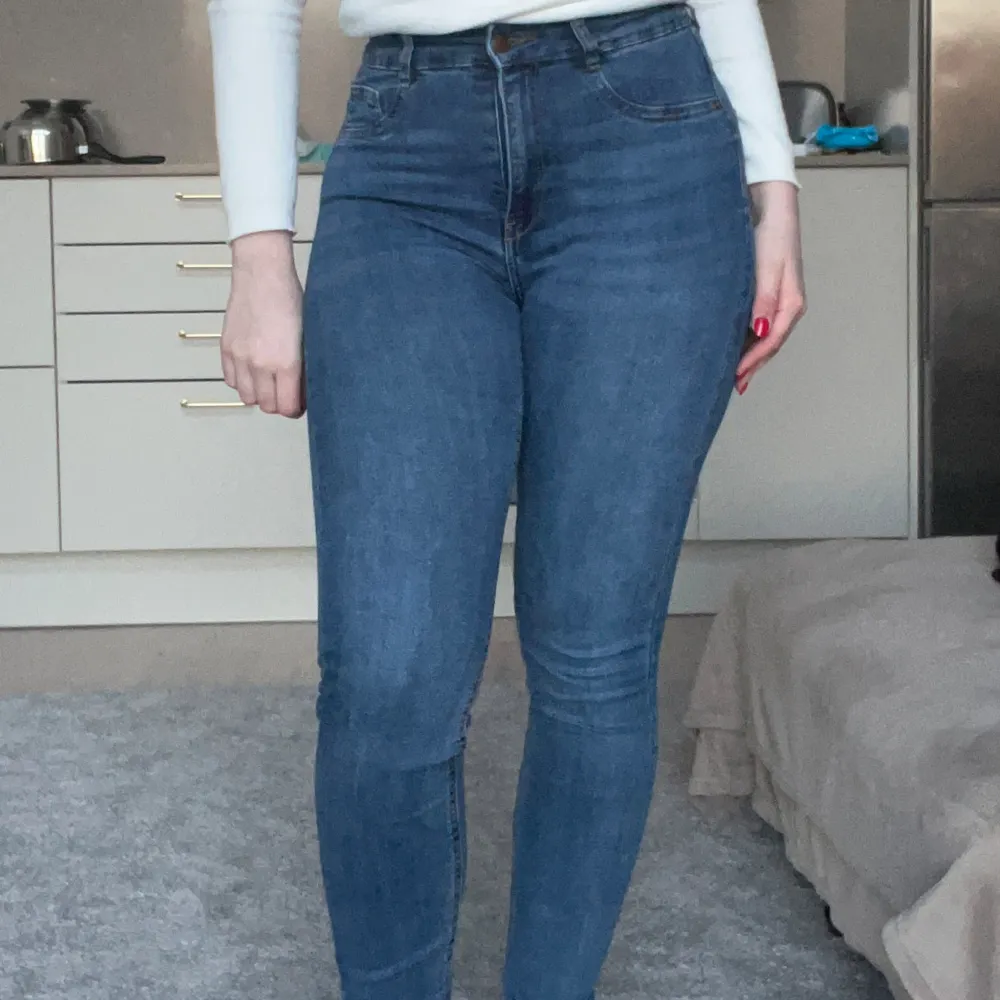 Fina jeans från gina tricot! Använda några gånger men fortfarande i fint skick! Säljer då dom inte är min still längre. Jeans & Byxor.