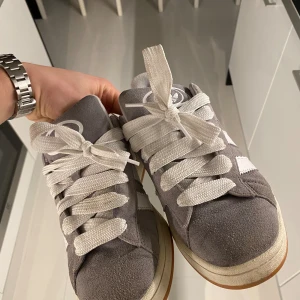 Adidas Campus 00 Grey - Säljer nu mina fina adidas campus 00 i storlek 42.  Färg: grå Kvitto finns! 